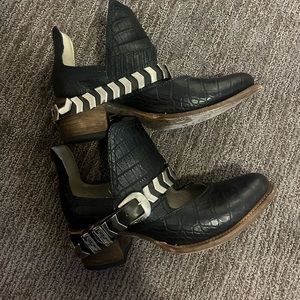 Black croco blade freebirds